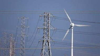  Rüzgar türbinleri ve Taş Eski Deniz feneri.