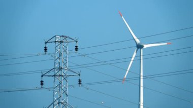  Rüzgar türbinleri ve Taş Eski Deniz feneri.