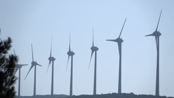 Rüzgar Türbinleri Taş Eski Deniz Feneri — Stok video