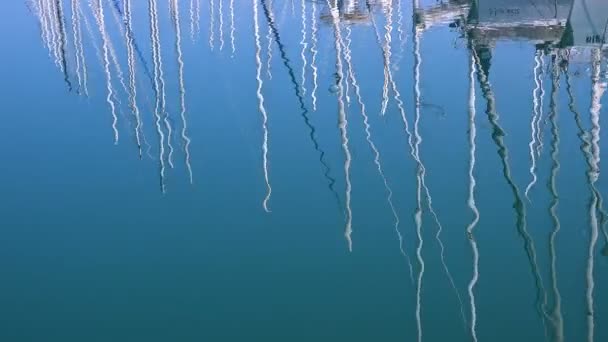 ヨットポール海の水に反射 — ストック動画