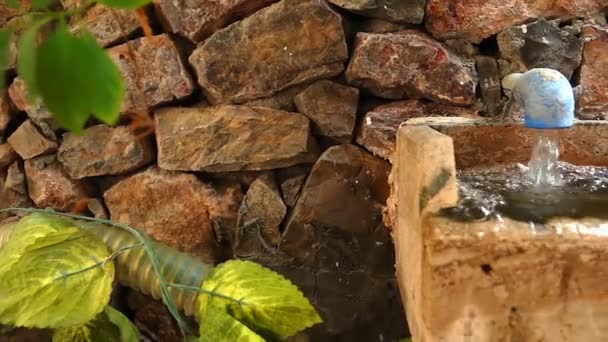 Fließendes Wasser Brunnen Und Ziegelsteinmauer — Stockvideo