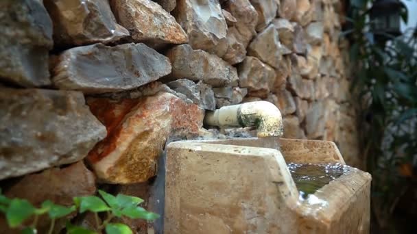 Płynąca Woda Fontannie Ścianie Cegły Kamiennej — Wideo stockowe