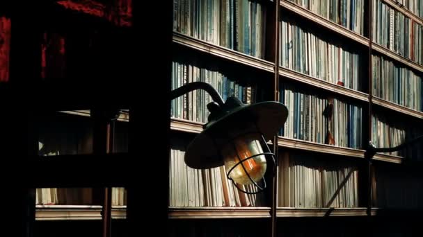 Lampe Und Bücher Der Bibliothek — Stockvideo