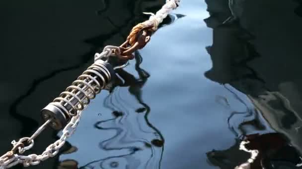 ロープと鎖と海を保持するボート — ストック動画