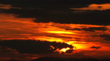 Korkunç Koyu Bulutlar ve Günbatımı Zaman Hızı
