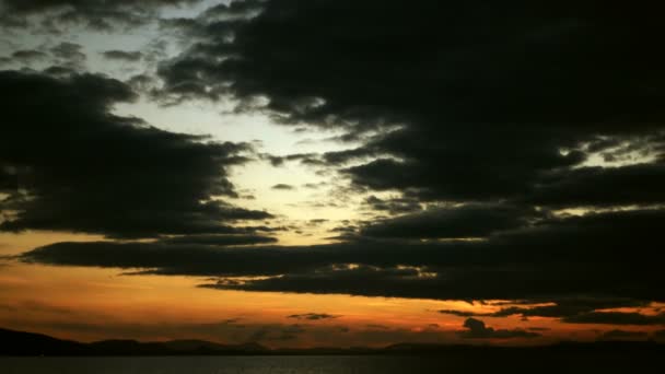 Nubes Oscuras Después Que Sol Pone — Vídeos de Stock