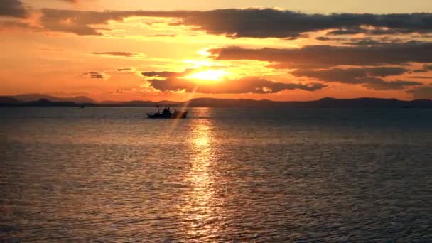 Vissersboot Passeert Zonsondergang — Stockvideo