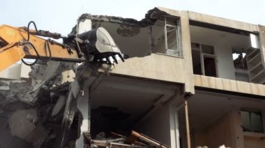 Buldozer ile bir evi yok etmek