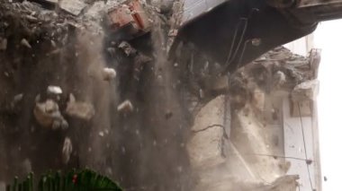 Buldozer ile bir evi yok etmek