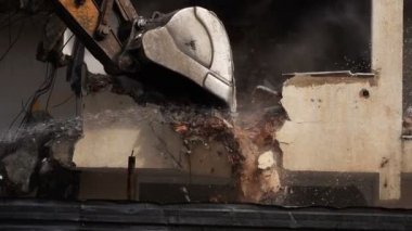 Buldozer ile bir evi yok etmek