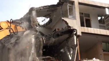 Buldozer ile bir evi yok etmek