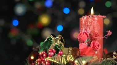 Noel Dekorasyonu ve Kırmızı Mum Işığı
