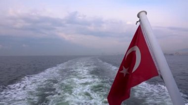 Vapur ve Deniz Arkasında Ülke Bayrağı