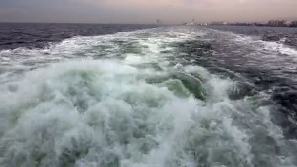 フェリーの後ろの海の水の波 — ストック動画