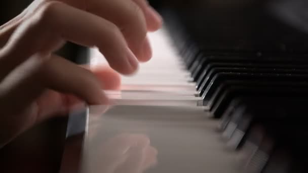 Jovem Menina Mão Tocando Piano — Vídeo de Stock