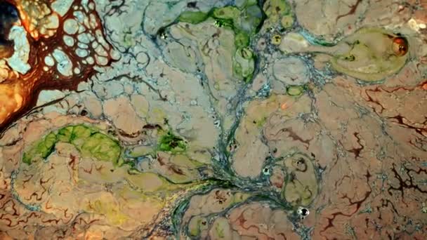 Résumé Le mouvement de peinture à l'encre explose et se propage sur un élément liquide laiteux 