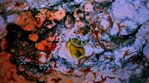 Résumé Le mouvement de peinture à l'encre explose et se propage sur un élément liquide laiteux 