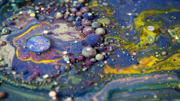 概要水の上のカラフルなアクリル絵具と食品塗料バブル — ストック動画