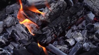 Barbekü İçin Kömür Ateşi ve Küller
