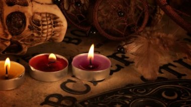 Ruh Tahtasında Kafatası ve Mumlar 