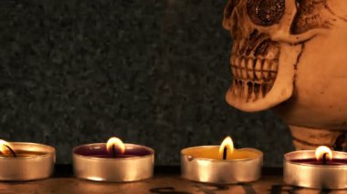 Ouija Ruh Tahtası Beyaz TV Gürültüsü ve Kafatası