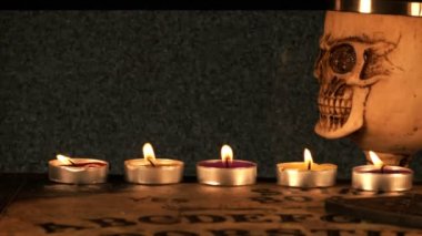 Ouija Ruh Tahtası Beyaz TV Gürültüsü ve Kafatası