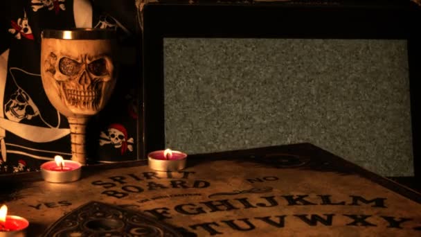 Ouija Spirit Board Λευκή Τηλεόραση Θόρυβος Και Κρανίο — Αρχείο Βίντεο