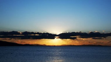 Mavi Deniz ve Günbatımı