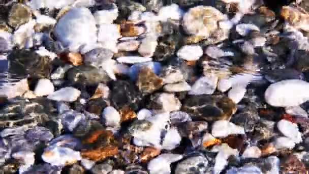 Θαλασσινό Νερό Και Πέτρες Στα Υποβρύχια — Αρχείο Βίντεο
