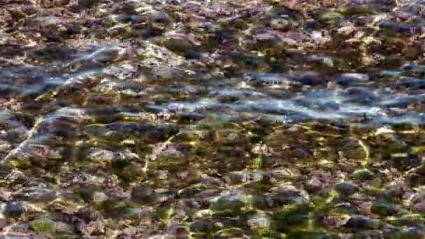 L'eau de mer et les pierres sous-marines 
