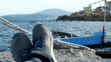 Erkek Ayağı Deniz kenarında Rahatlıyor 