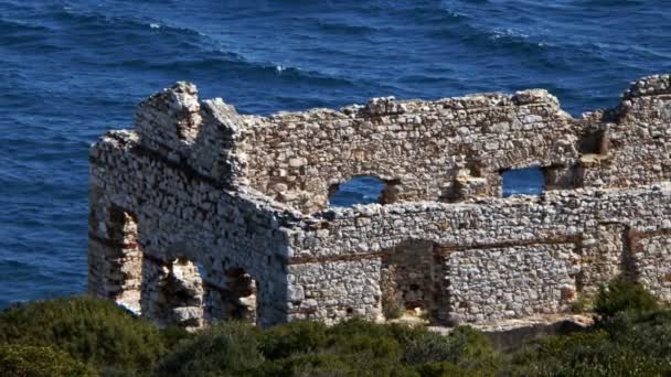 Ruiniertes Antikes Haus Und Das Meer — Stockvideo