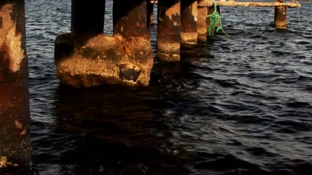 Der Dock Rostiger Metallhalter Und Das Meer — Stockvideo