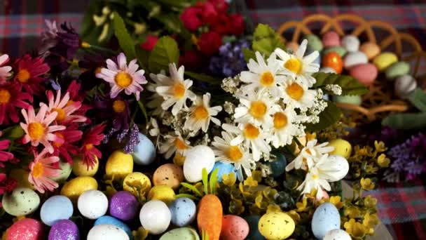 カラフルな伝統的なお祝いイースターパスカル卵 — ストック動画