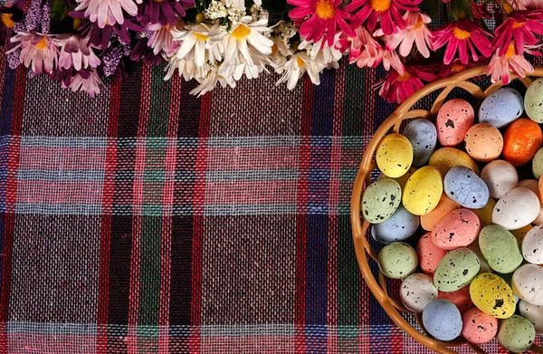 カラフルな伝統的なお祝いイースターパスカル卵の写真 — ストック写真
