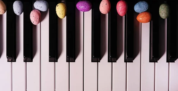 Coloridos Huevos Pascua Llaves Piano — Foto de Stock