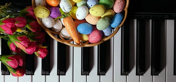 Uova Pasquali Colorate Tasti Fiori Pianoforte — Foto Stock