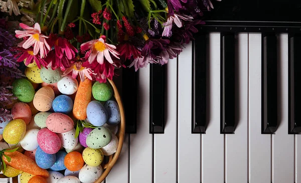 Uova Pasquali Colorate Tasti Fiori Pianoforte — Foto Stock