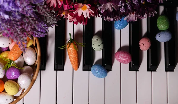 Uova Pasquali Colorate Tasti Fiori Pianoforte — Foto Stock