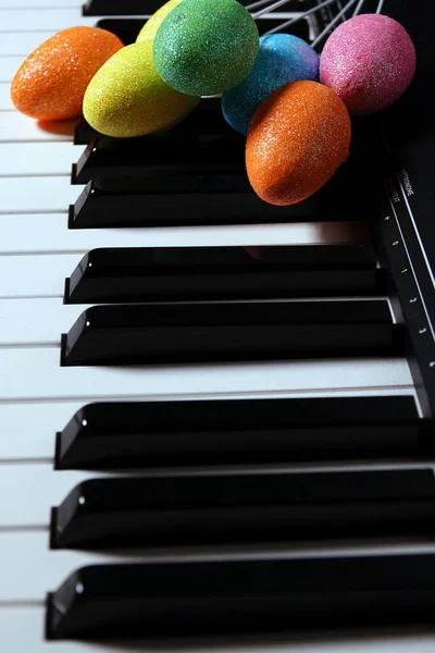 Coloridos Huevos Pascua Llaves Piano — Foto de Stock