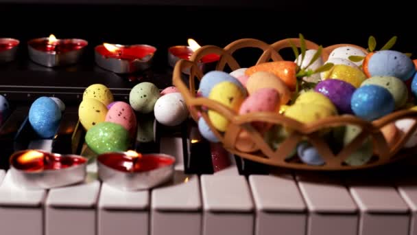 Ostereier Auf Klaviertasten — Stockvideo