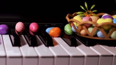 Piyano tuşlarında Paskalya Yumurtası