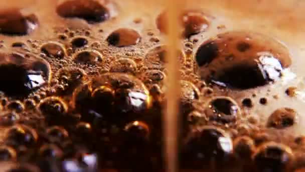 Vloeibare Koffie Gieten Koffie Crème Bubbels — Stockvideo