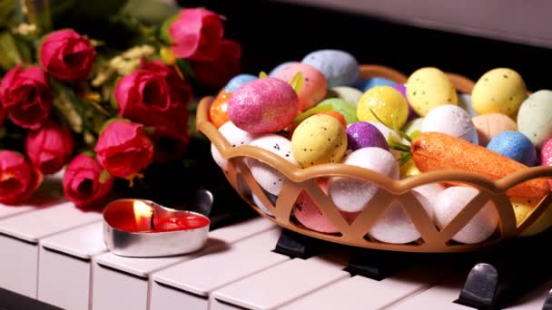 ピアノキー上のイースターパスカル卵 — ストック動画