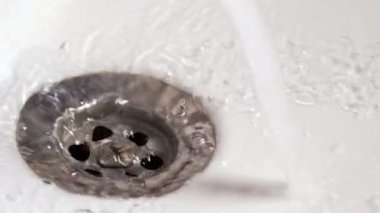 Banyodaki Musluk Lavabosu 