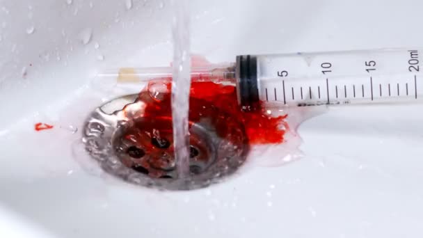 Βρύση Νερού Νεροχύτης Στο Αίμα Και Βελόνα Μπάνιου — Αρχείο Βίντεο