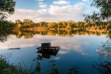 Manzara. Göl manzarası güzelmiş. Yeşil çimen ve ağaç. Su.. 