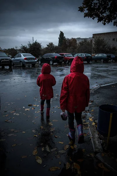 Los Niños Chaqueta Roja Están Caminando Una Calle Después Lluvia —  Fotos de Stock