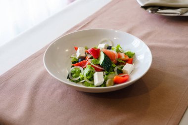 Sebze salatası masada. Kapat.