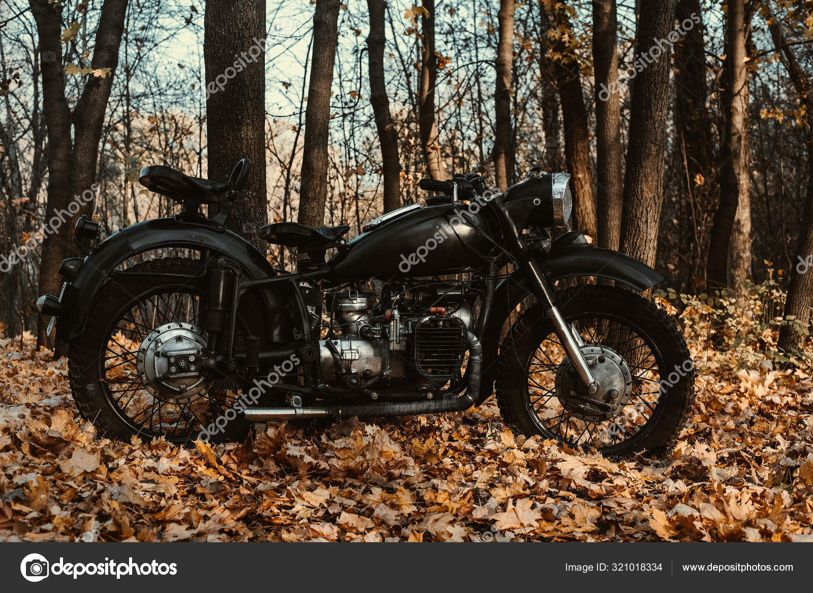 Gammel Russisk Motorcykel 750 Efteråret Træ – Redaktionelle stock-fotos © alekskluni #321018334
